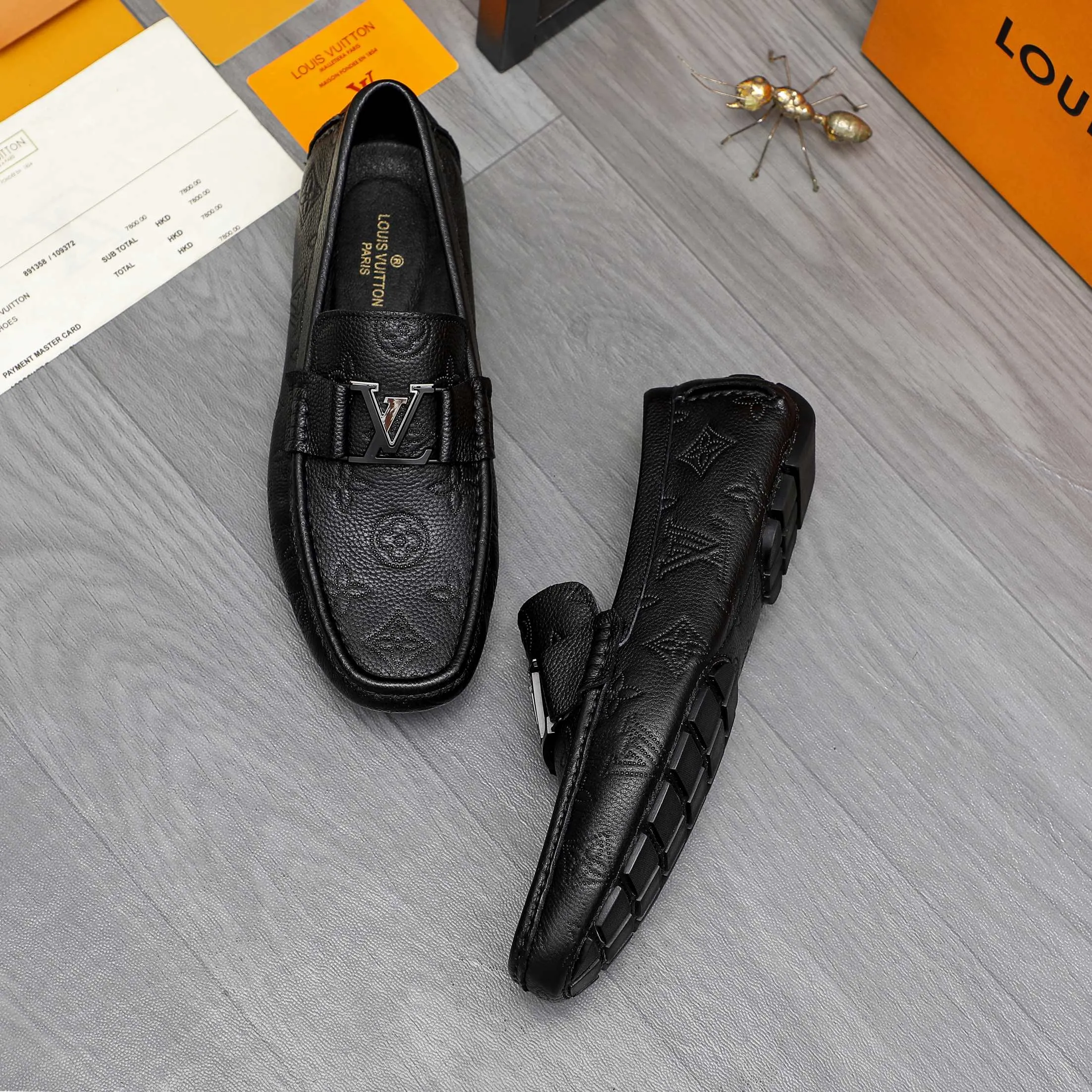 Men's shoes 💰400 Product trademark: LV "Louis Vuitton" business slip-on leather shoes Regular size: 38-45 (45 is custom-made and non-returnable) Product materials: Selected high-quality cowhide embossed upper, pigskin lining, rubber outsole